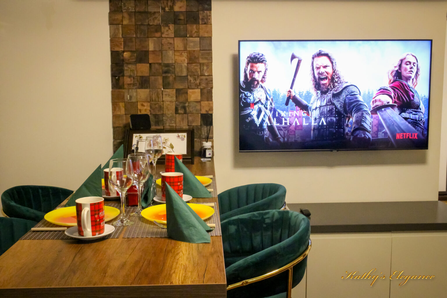 Dining room bucatarie TV Netflix 2 Kathys Elegance watermark